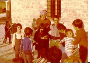 Con Valeria alcuni dei primi bambini nel 1976