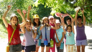 bambini in vacanza da soli senza i genitori si divertono